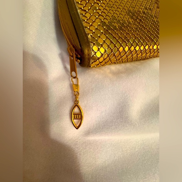 Vintage 1970’s gold tone sequins wallet/clutch with removable shoulder strap. - Picture 2 of 5